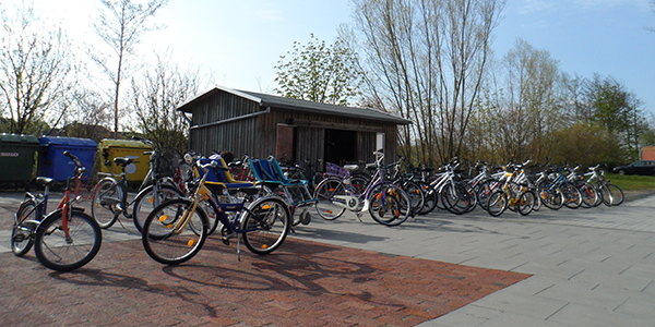 Fahrräder der Schule am Meer